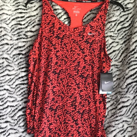 Nike Tops - Nike Sport Top🌸💃🏽🌺